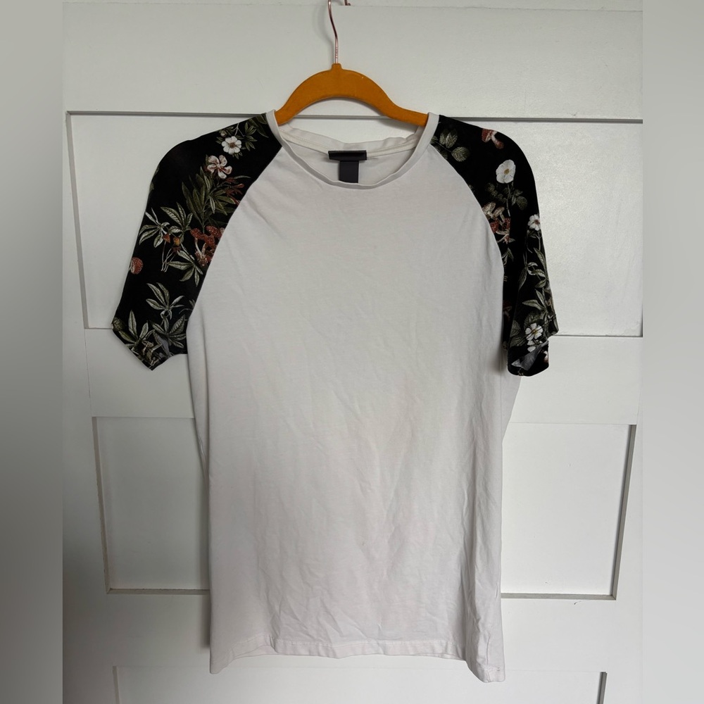 H&M White Muscle Fit Floral Short Sleeve Tee Shirt
